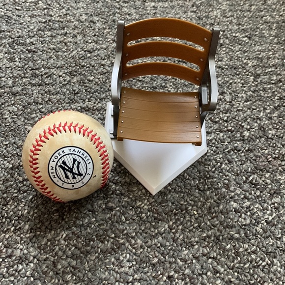 New York Yankee stadium seat and ball set (2006) - Picture 2 of 8